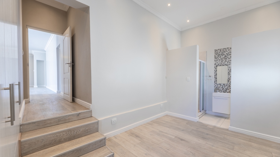 To Let 4 Bedroom Property for Rent in Bloubergstrand Western Cape